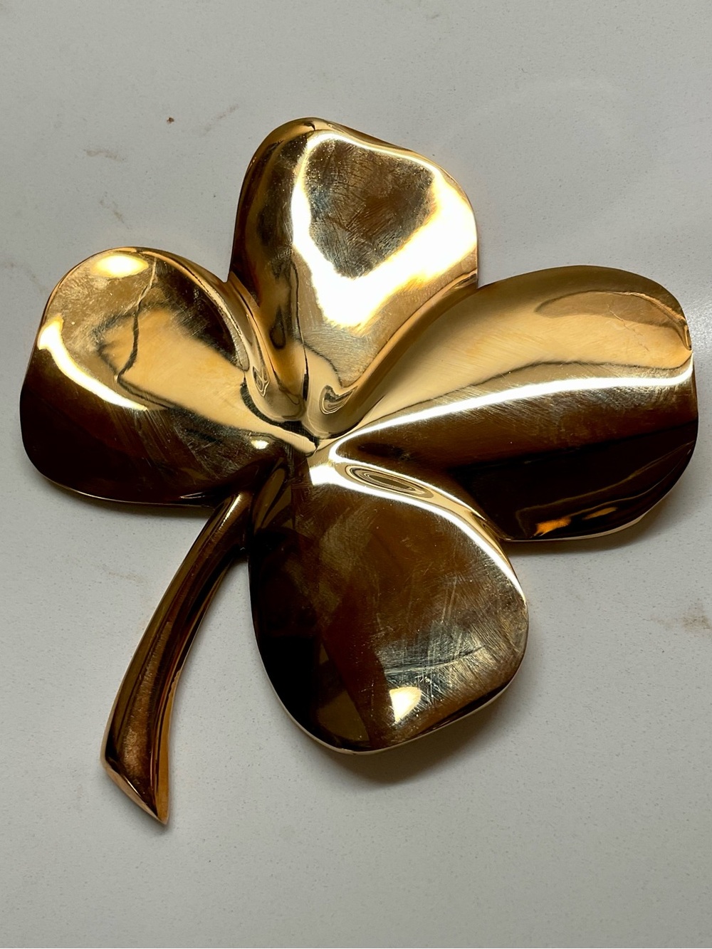 Lovely 24k electroplated 4 leaf clover shamrock paperweight or wall decor. - Picture 5 of 6